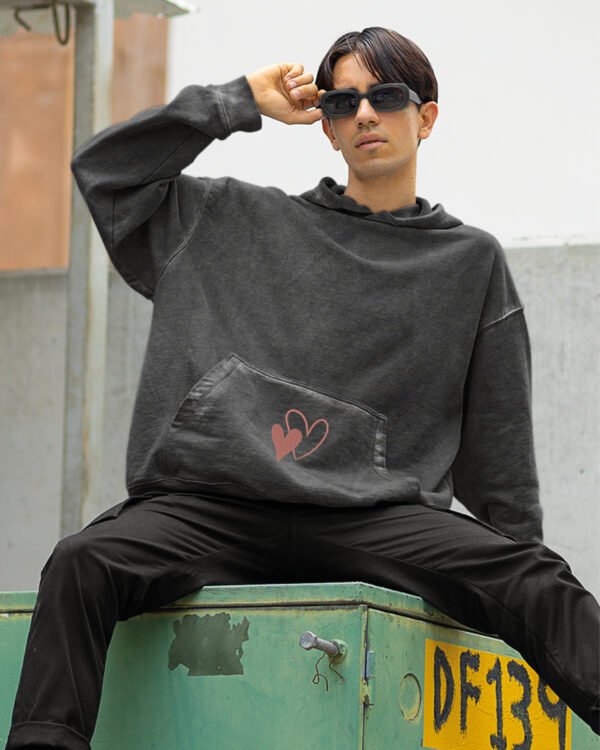 Bluza oversize z kapturem <br>Haft z motywem Serc <br>Efekt sprania